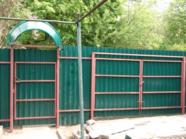 Металлические заборы для дачи