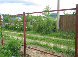 Забор из профнастила под камень