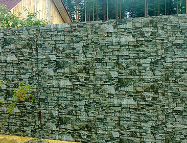 Забор из профнастила под камень