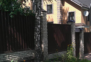 Сплошной забор из профнастила