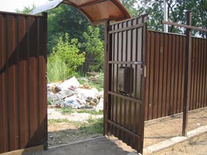Калитка в заборе из профнастила