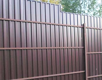 Забор из двухстороннего профнастила