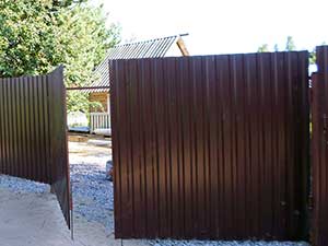 Калитка в заборе из профнастила